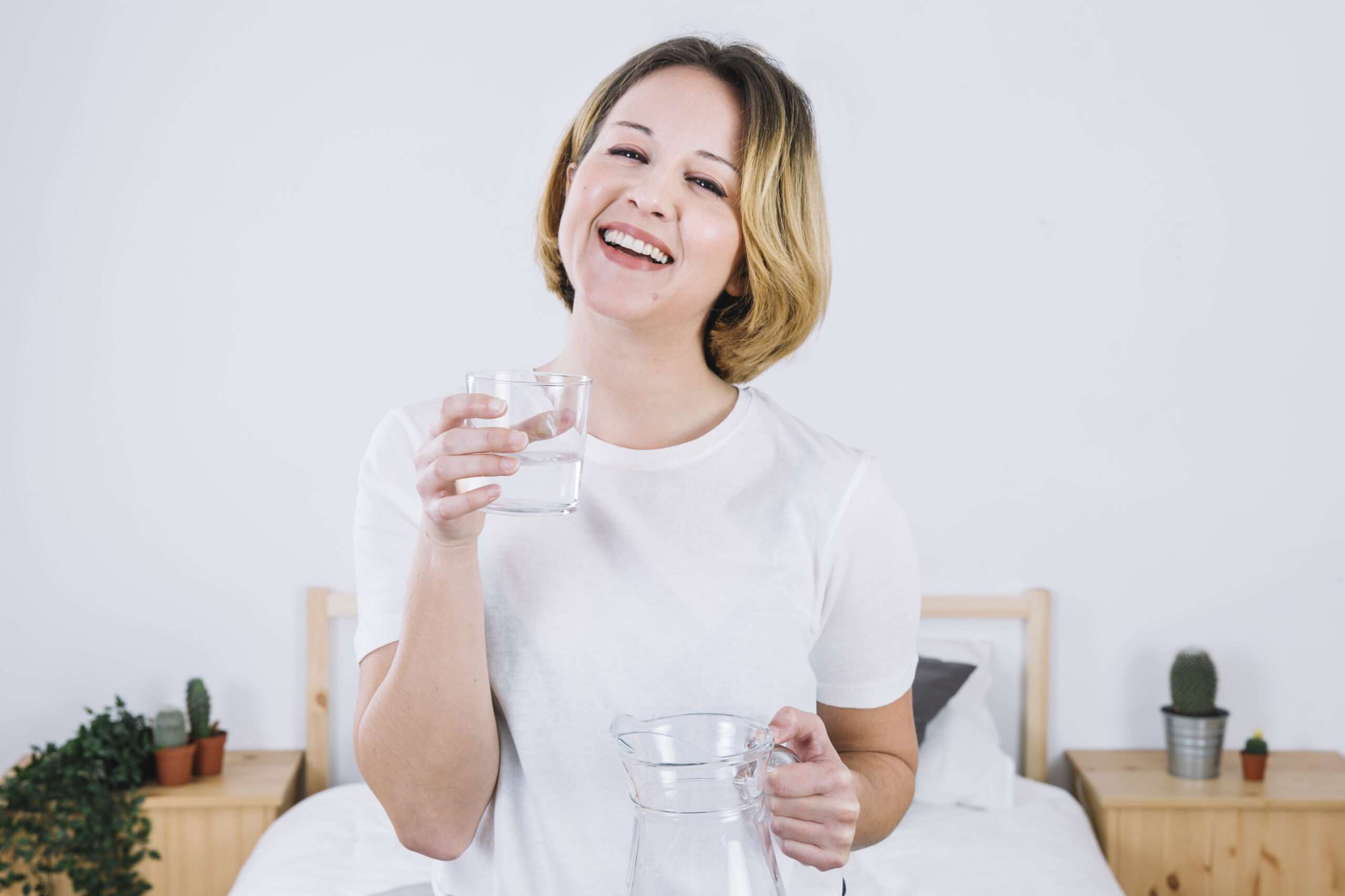 cheerful-woman-with-water-bedroom Jeera Paani Peene Ke Fayde