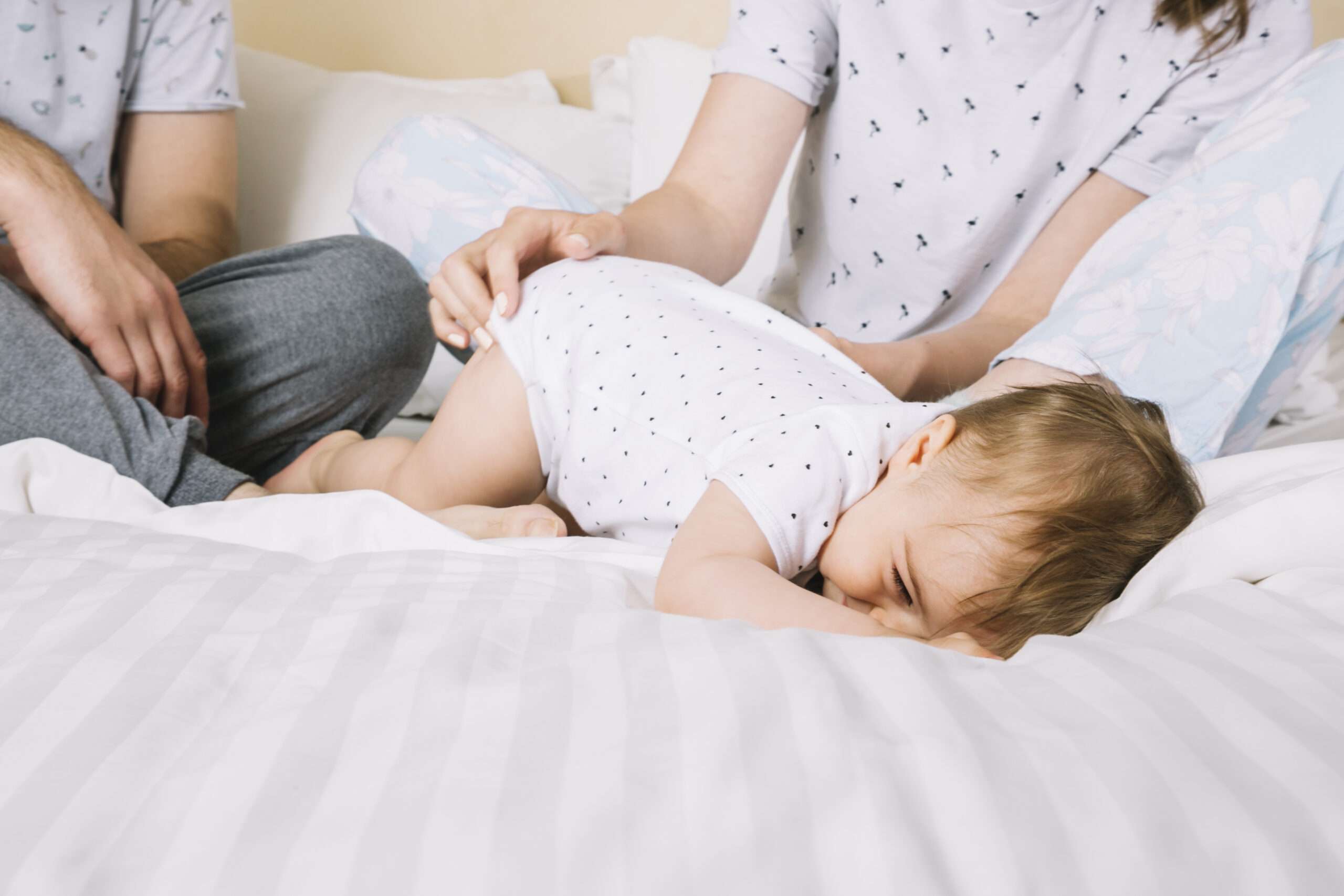 young-couple-with-baby-morning Bacho Ke Dast Ka Ilaj