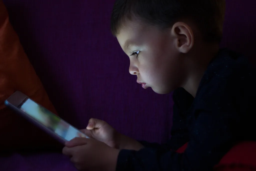 How can parents support a child with migraines by managing screen exposure with blue light filters