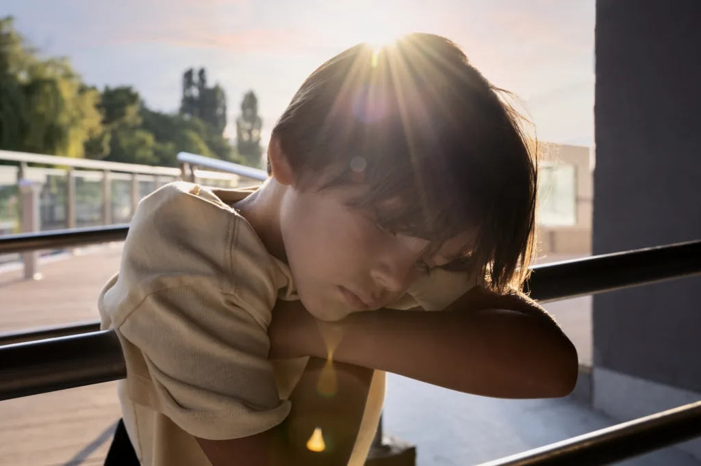 Heat Stroke Symptoms for Kids – tired child under direct sunlight